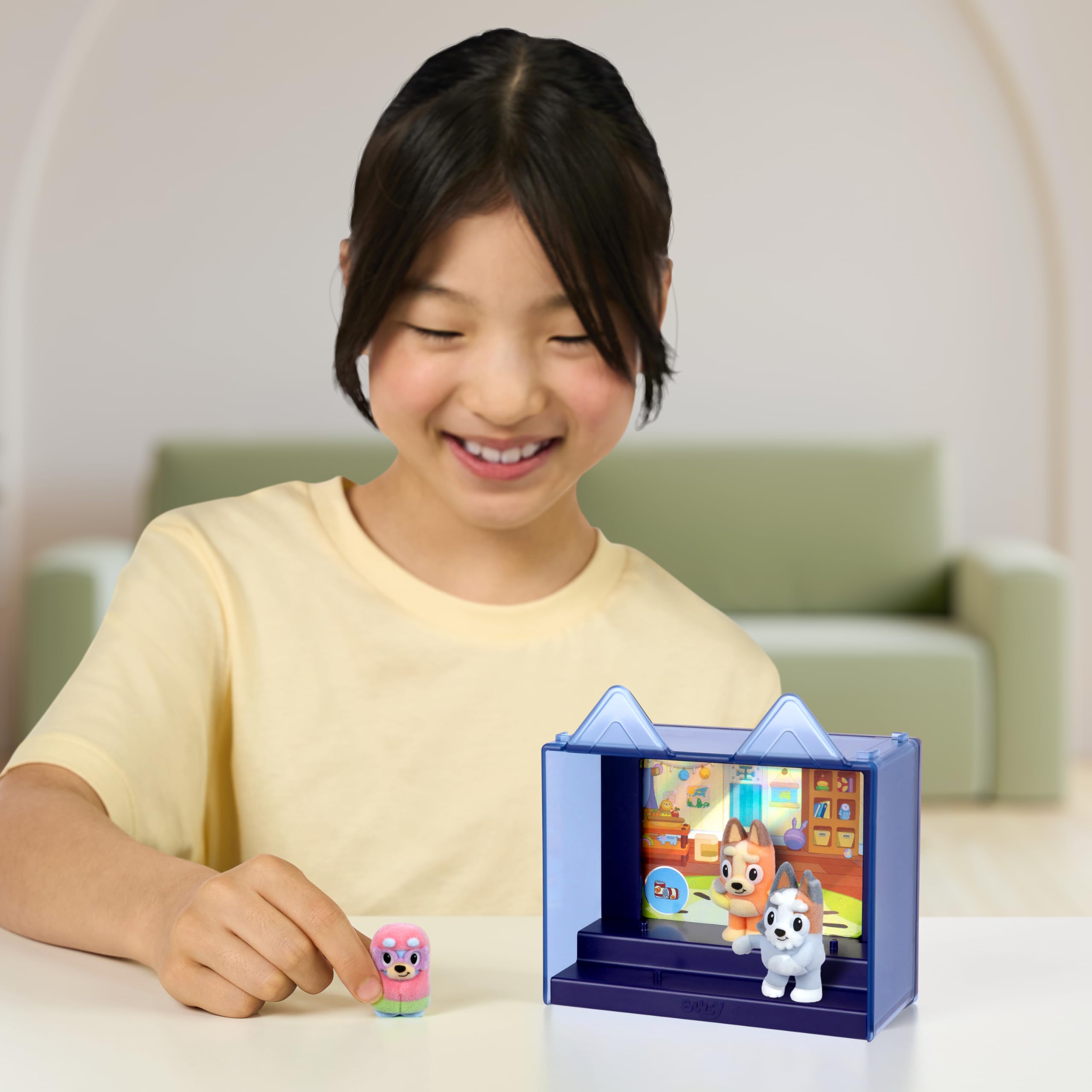 Bluey Fuzzies Episode Pack: Grannies – 3 Flocked Mini-Figures, Display Case, and Trading Card