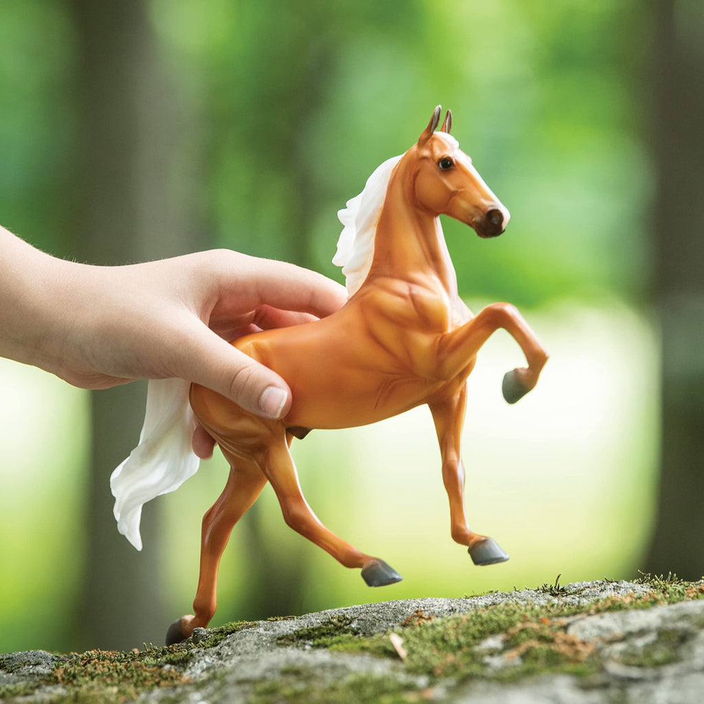 Breyer Freedom Series Palomino Saddlebred – 1:12 Scale Hand-Painted Horse Model