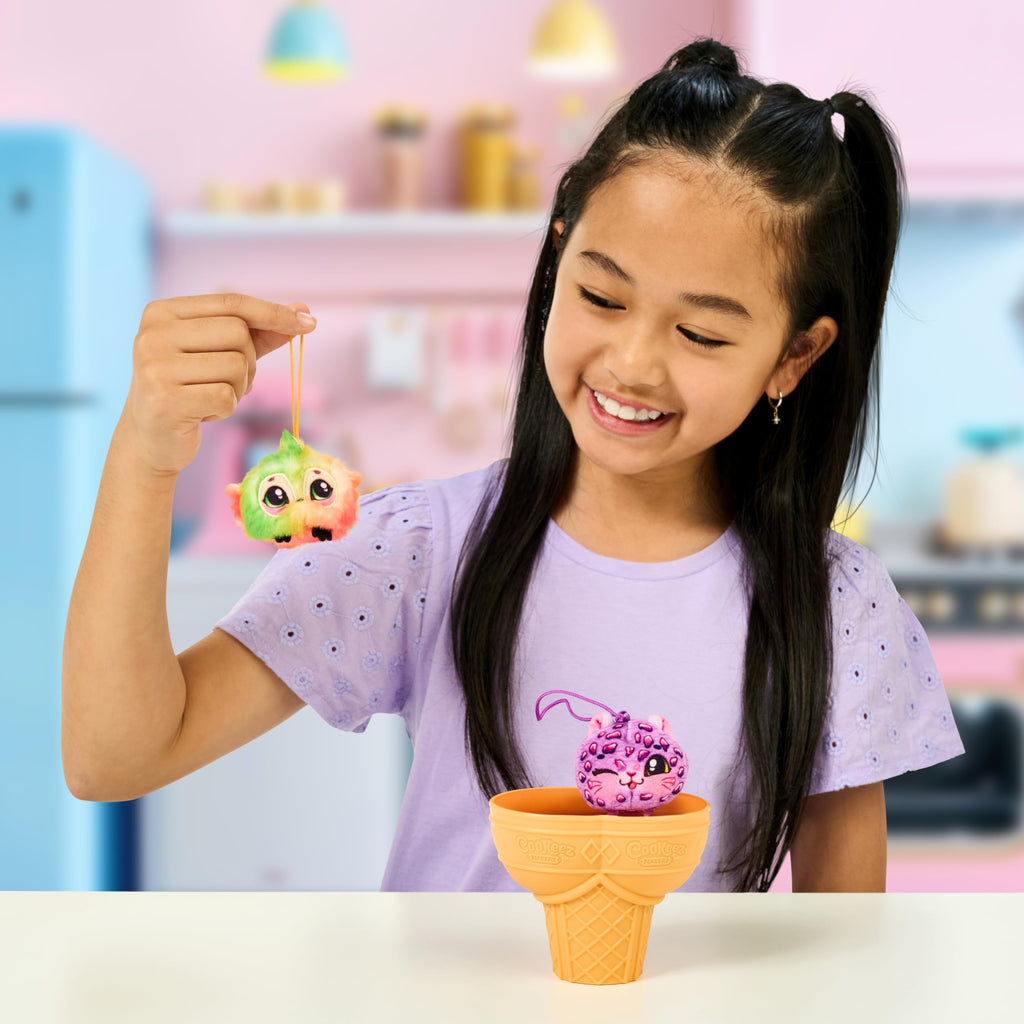 Cookeez Makery Yum Yumz Twin Pack – 2 Scented Surprise Plush Pets in a Customizable Ice Cream Cone