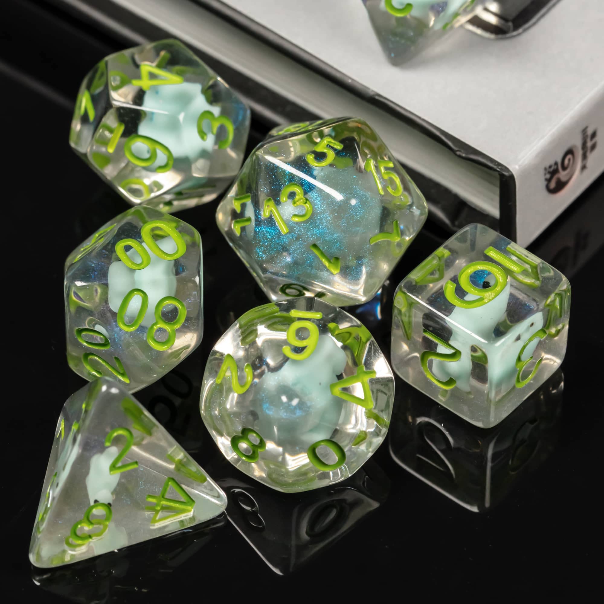 Cusdie 7-Die DND Dice Set with Dinosaur Figures Inside – Polyhedral RPG Dice (D4-D20)
