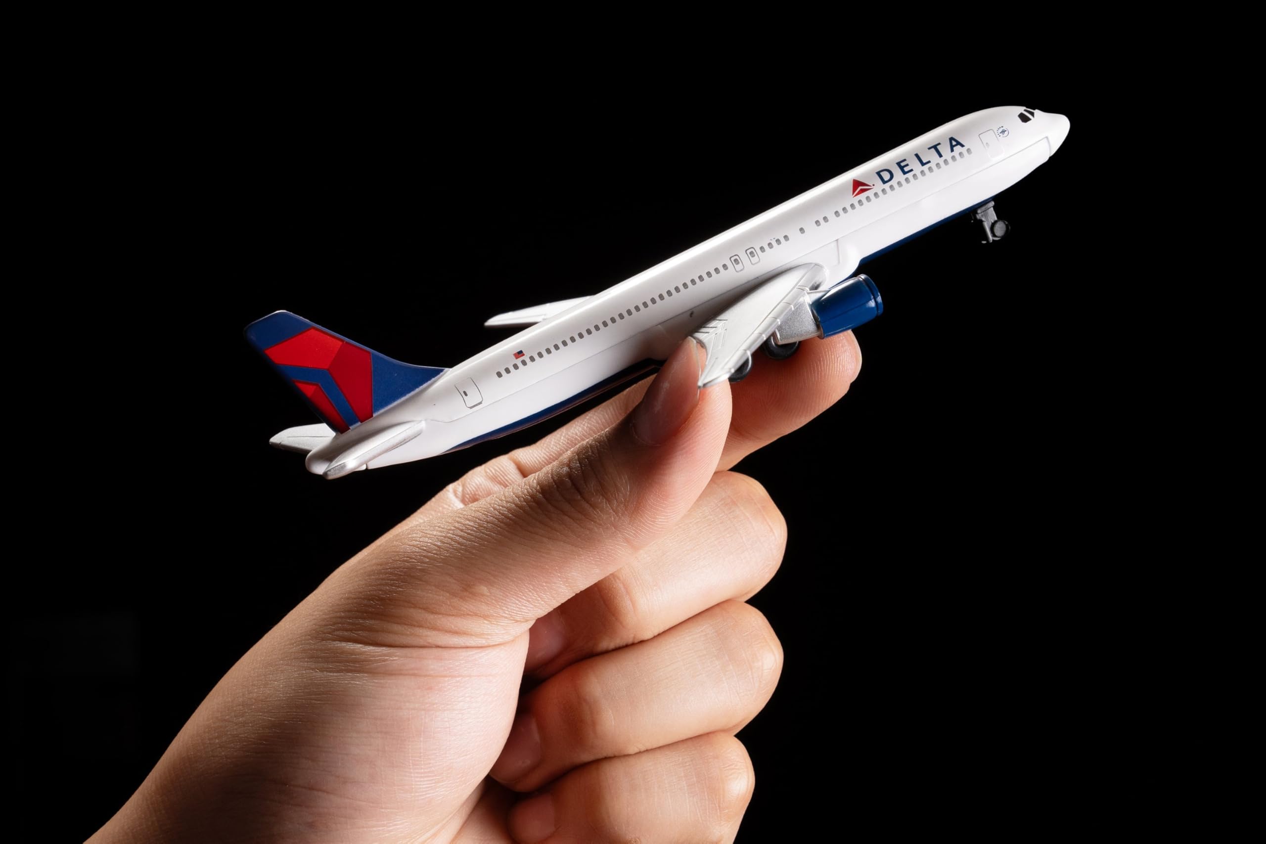 Daron Delta Air Lines Die-Cast Metal Airplane Toy – 5.75 inch Model with Rolling Wheels, Ages 3+