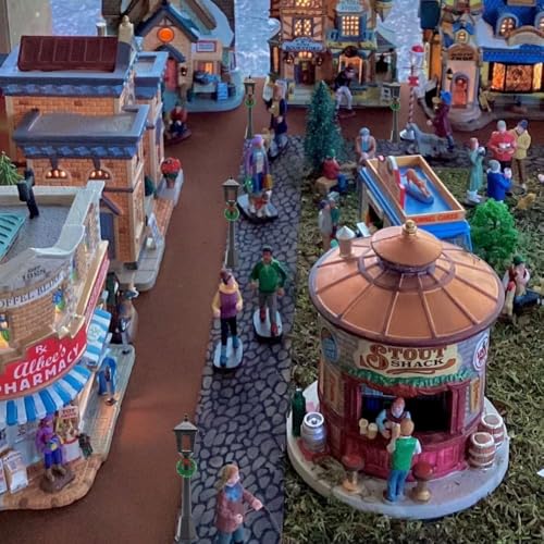 DoubleWood 20-Piece Miniature Street Lamp Set with Wreath Design for Christmas Village and Dollhouse Décor