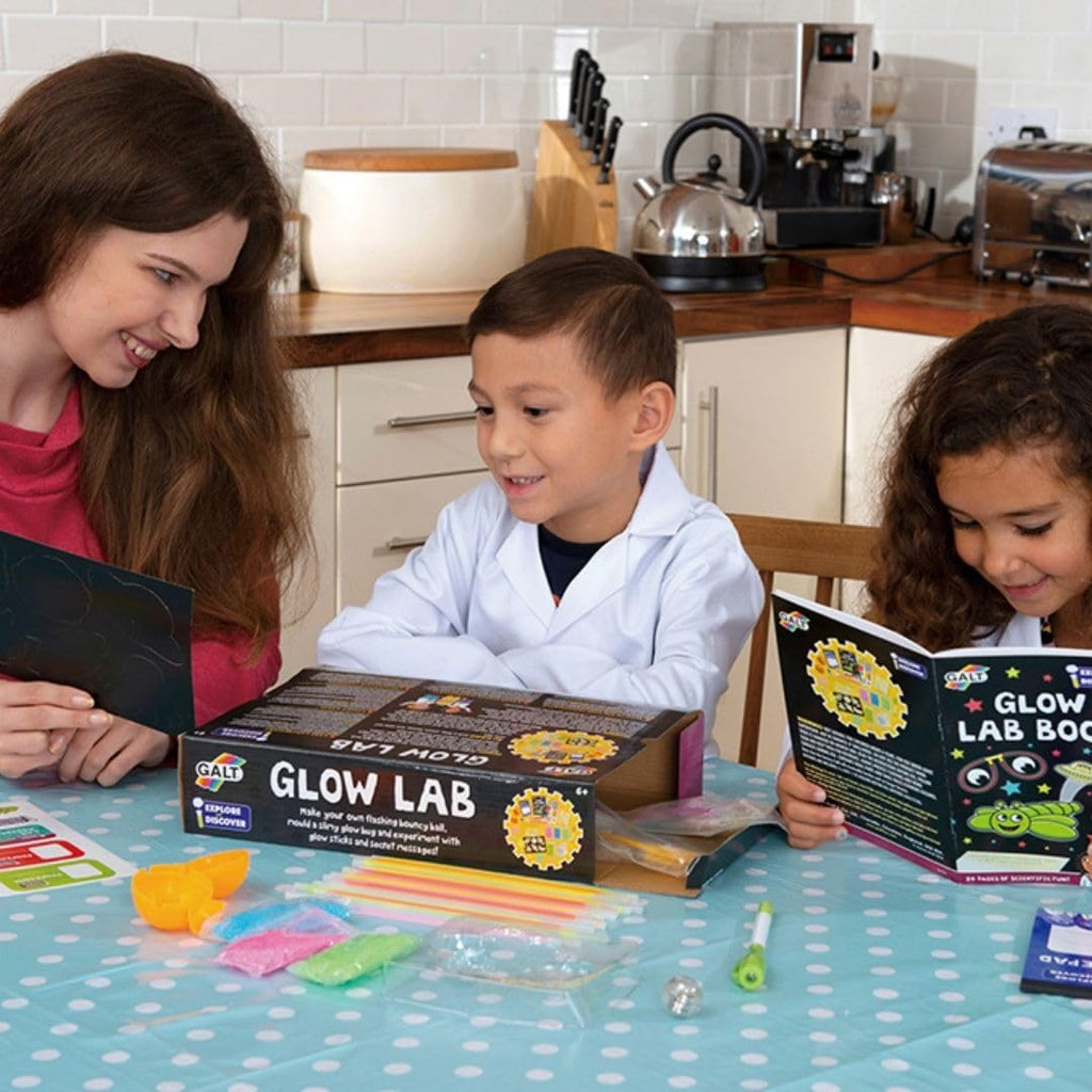Galt Glow Lab Science Kit for Kids – 11 Glow Experiments, Ages 6+