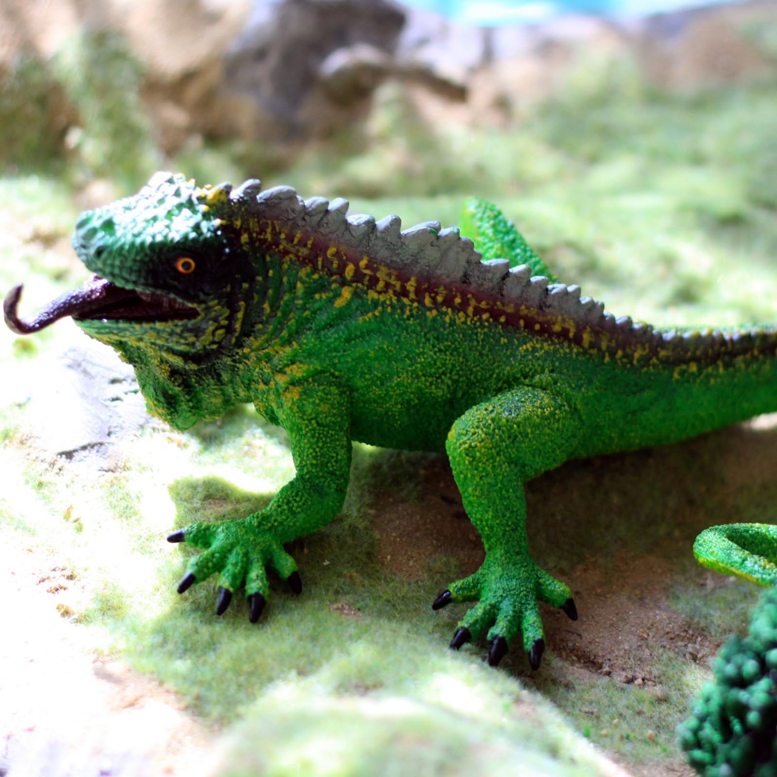 Gemini&Genius 11" Realistic Bearded Dragon Figurine – Hand-Painted Lizard Toy for Collectors, Pranks, and Display