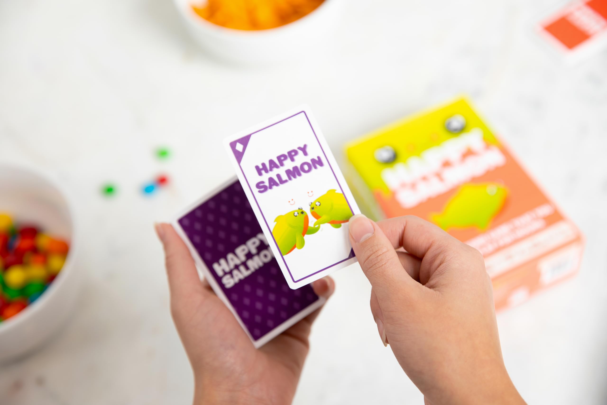 Happy Salmon de Exploding Kittens: Juego de cartas party rápido para 3-8 jugadores