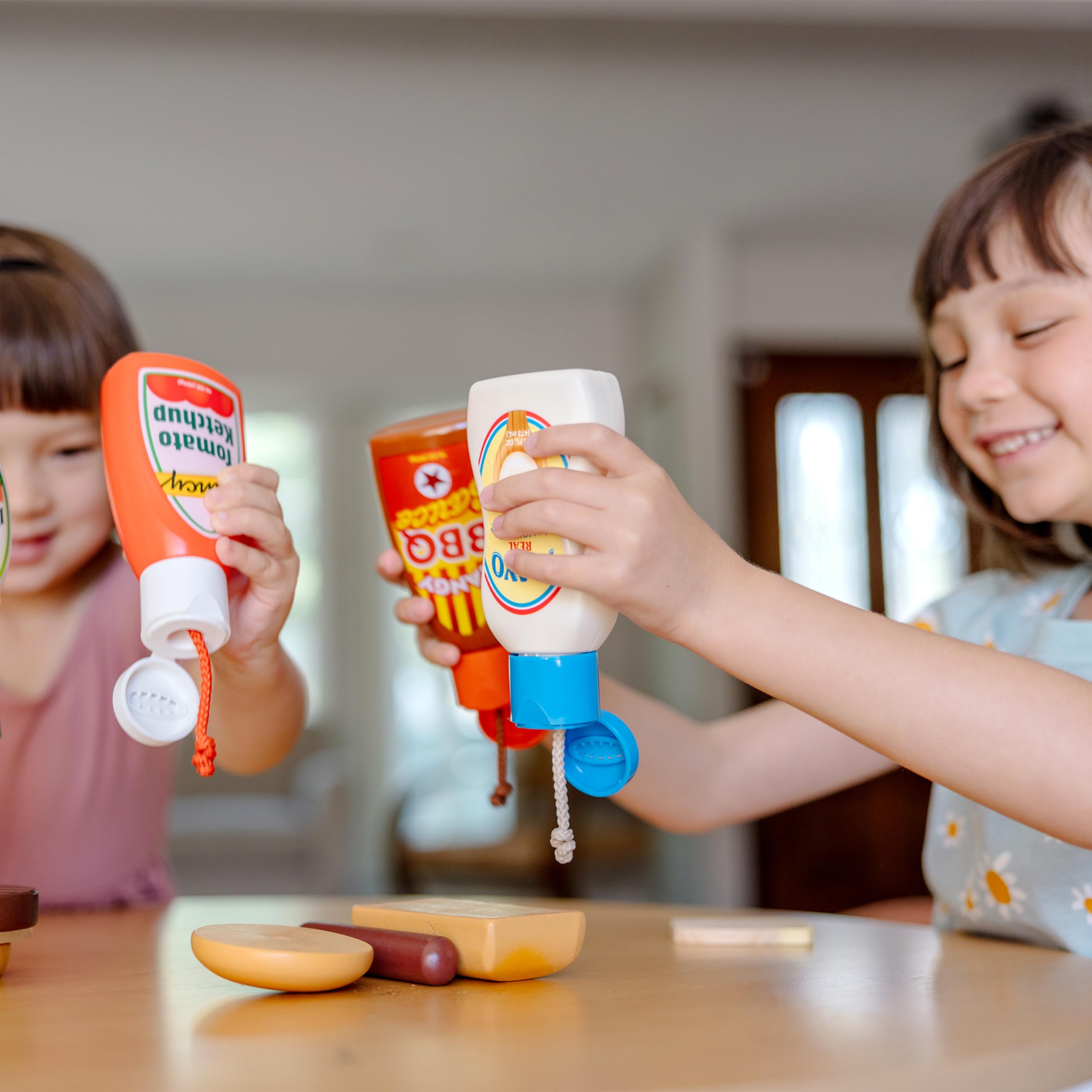 Melissa & Doug 5-Piece Pretend Play Condiments Set – Play Food with Squirt Feature