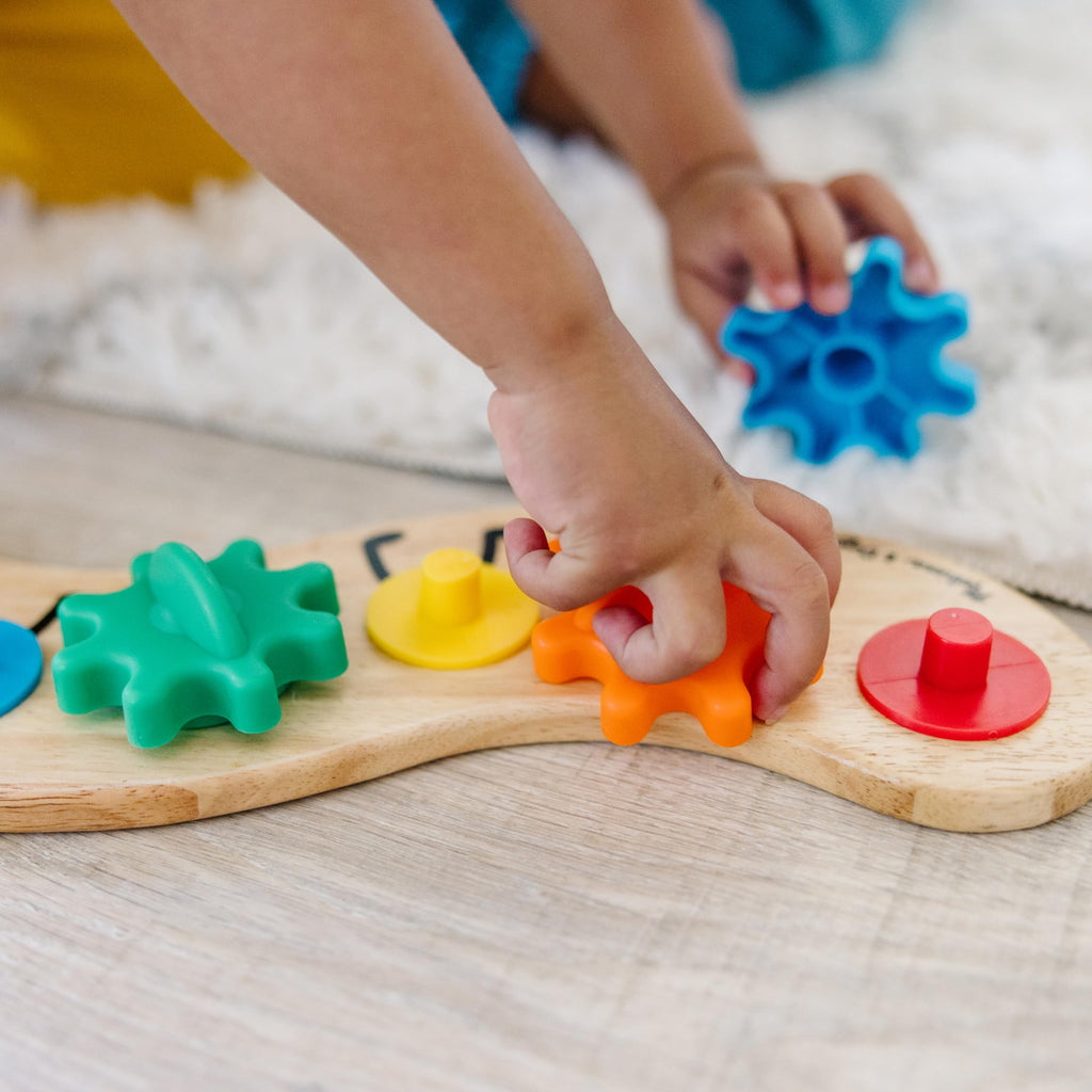 Melissa & Doug Rainbow Caterpillar Gear Toy – 6 Interlocking Wooden Gears for Toddlers