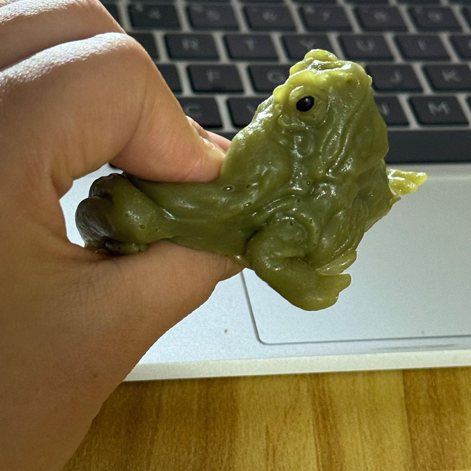 Momoliya Realistic Fake Frog Prank – Cold & Slimy TPR Gag Toy, Stress Relief, Life-Size Green Frog