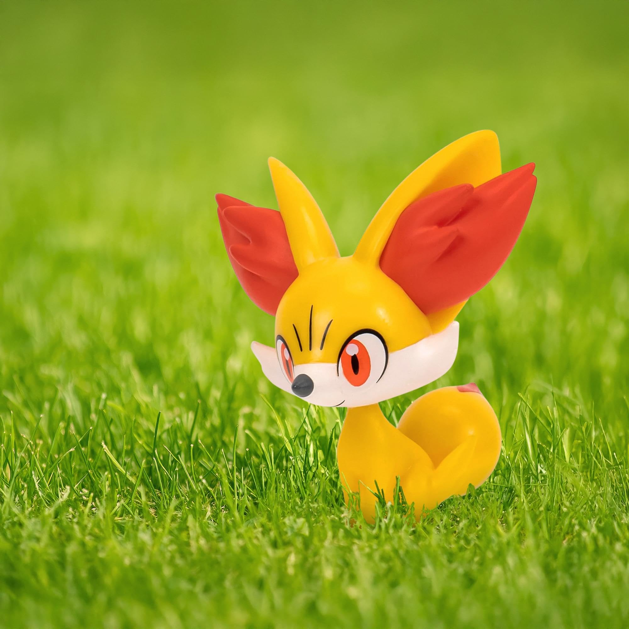 Pokémon Clip 'n' Go Poké Ball with Fynx Figure – Official 5 cm Collectible Toy
