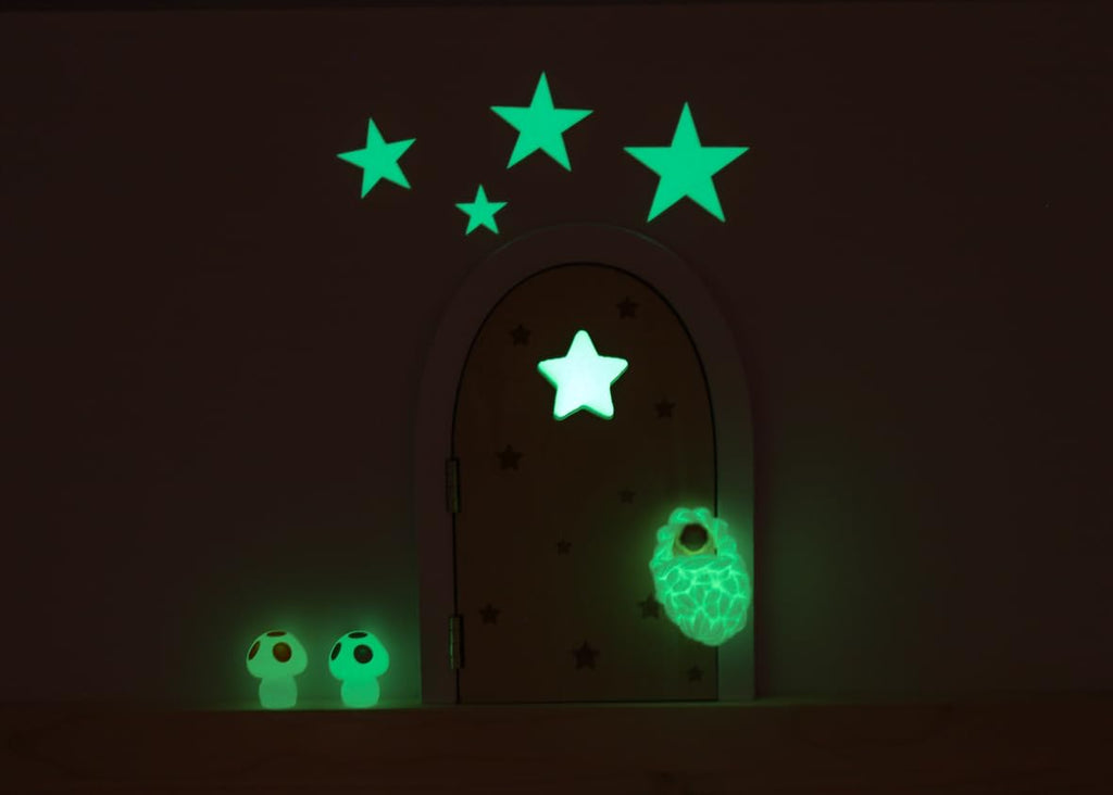 Qué Kawaii Wooden Tooth Fairy Door – Glow in the Dark, Paintable & Customizable Kit with Stairs, Crochet Bag, Stars, Mushrooms & 6 Certificates