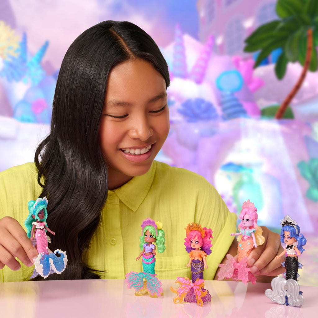 Royale High Powder Room Playset with 1 Doll and 6 Accessories - Virtual Item Code Included