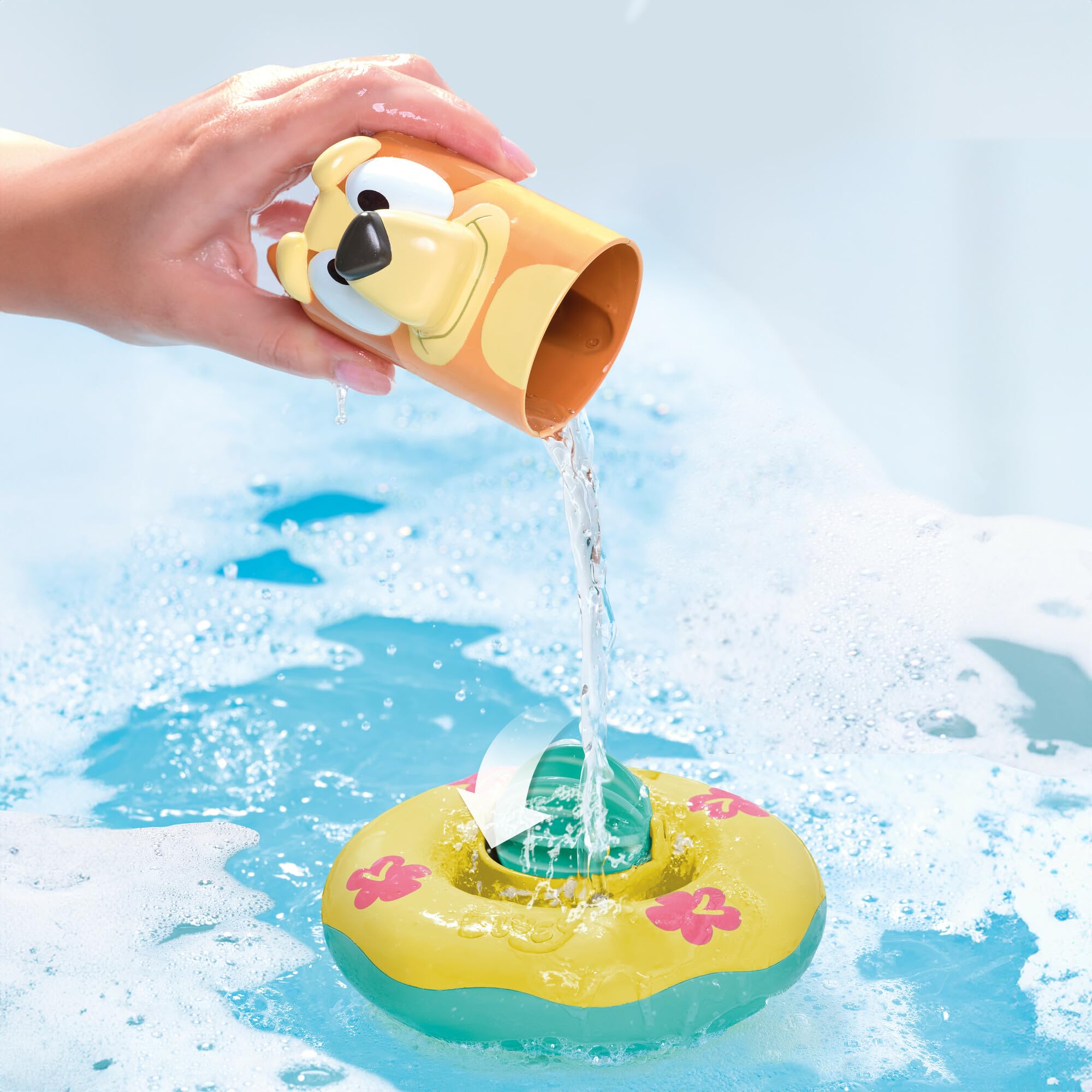 TOMY Toomies Splash & Float Bluey and Bingo Water Toys - 2-in-1 Bath & Pool Set with Pour Cups and Water Wheels - Officially Licensed - Ages 18m+