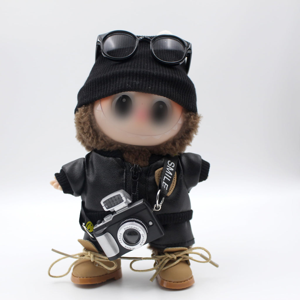 UtoMoya 17cm Doll Clothes Outfit Set for Labubu Boy – 6-Piece Handmade Hat, Jacket, Pants, Glasses, Boots & Camera Prop