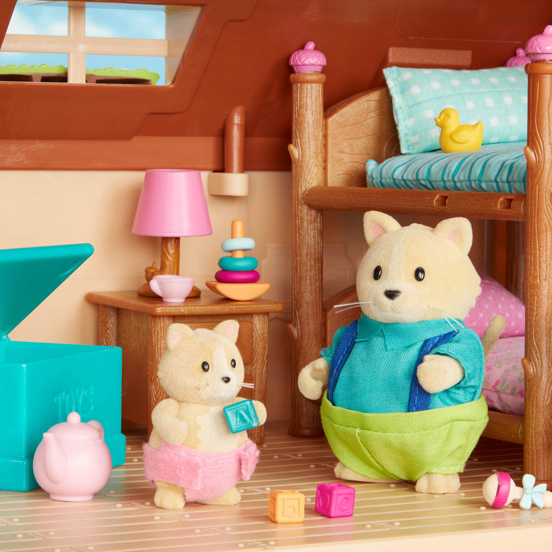 Whiskerelli Cat Family – Li’l Woodzeez 4-Piece Figurine Set with Storybook, Ages 3+