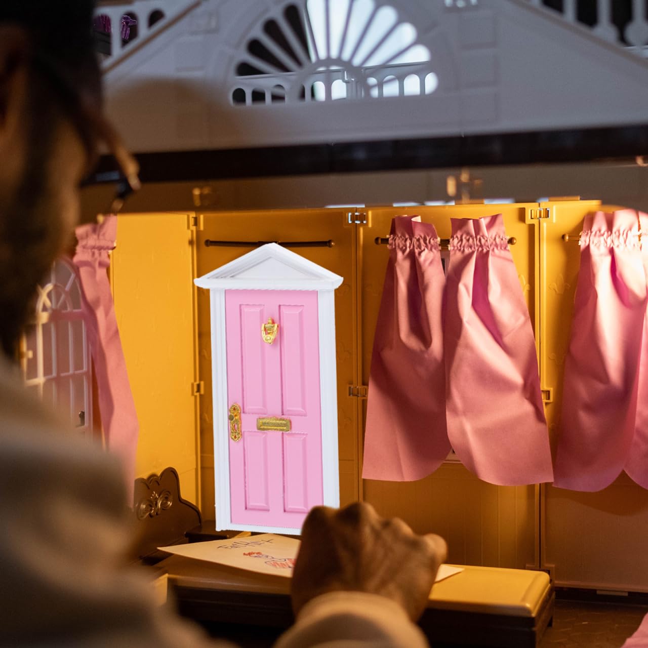 Yardwe Mini Wooden Fairy Door – Pink Hand-Painted 1:12 Scale Dollhouse Accessory with Key